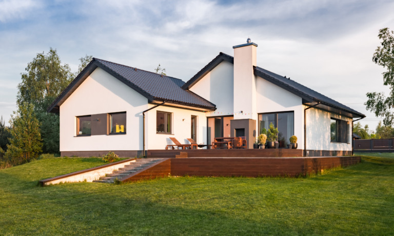 Maison blanche à 4 façades avec un grand jardin